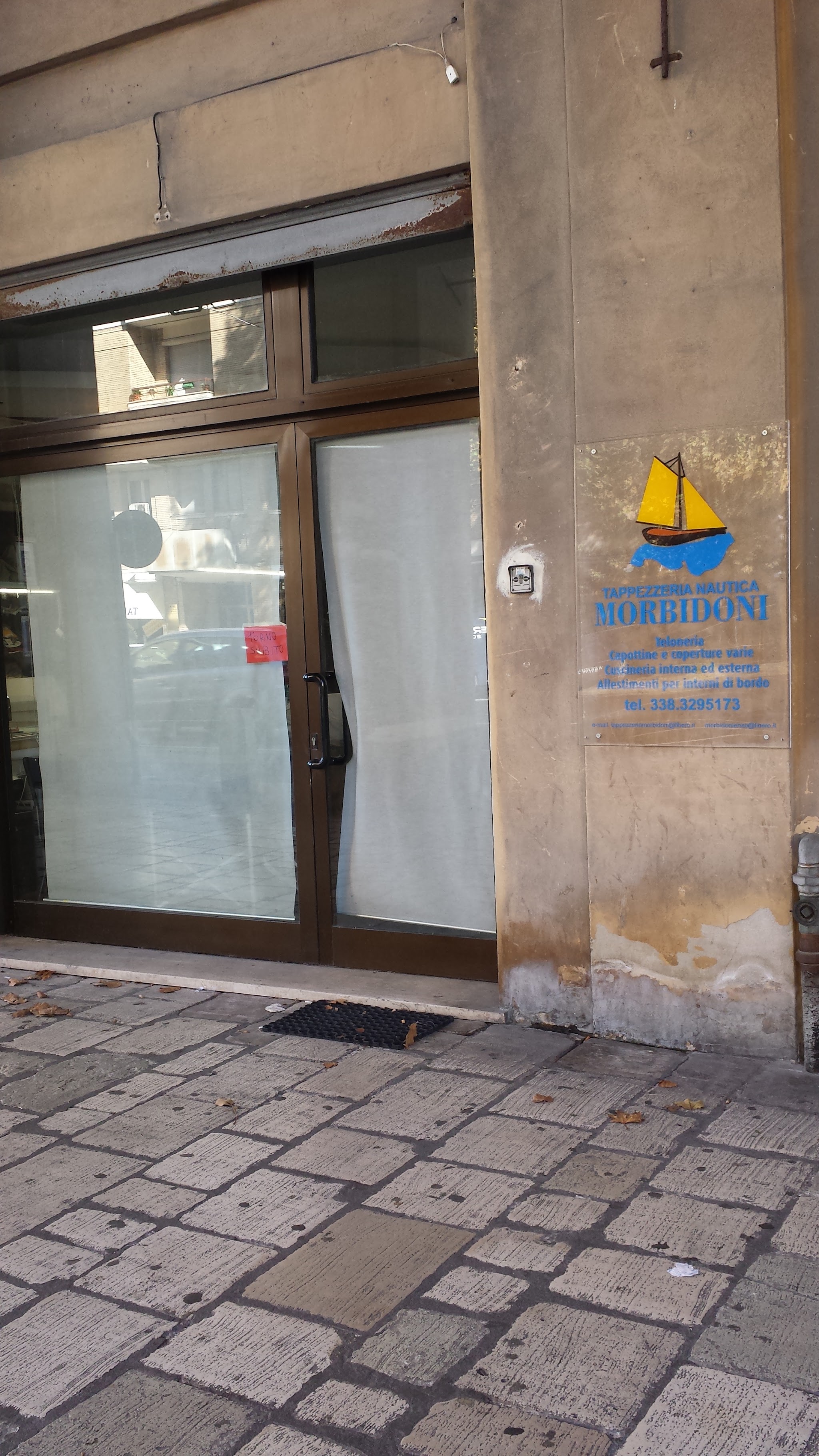 Ingresso e insegna della tappezzeria visti da Via Guglielmo Marconi