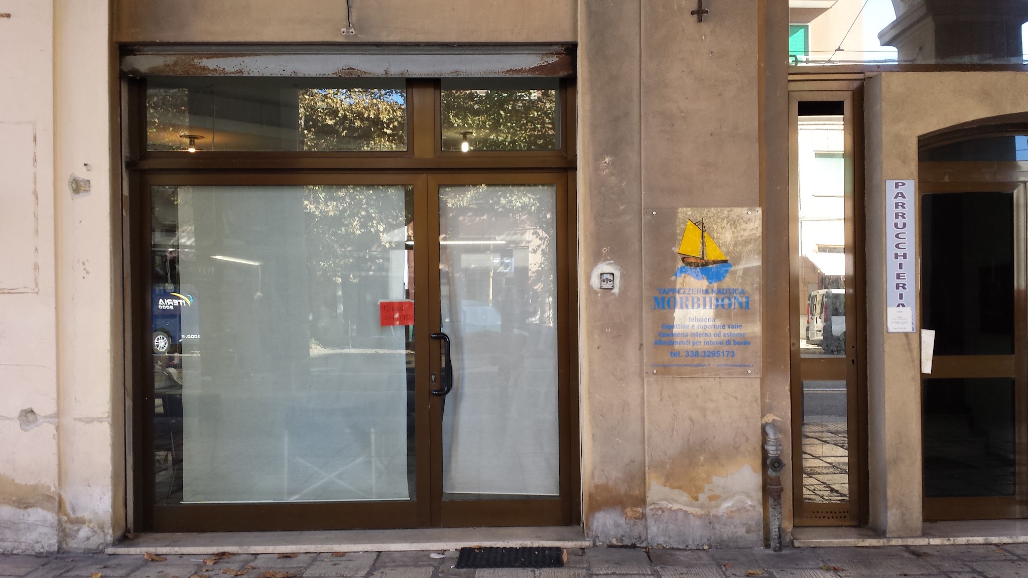 Ingresso della Tappezzeria Nautica Morbidoni ad Ancona