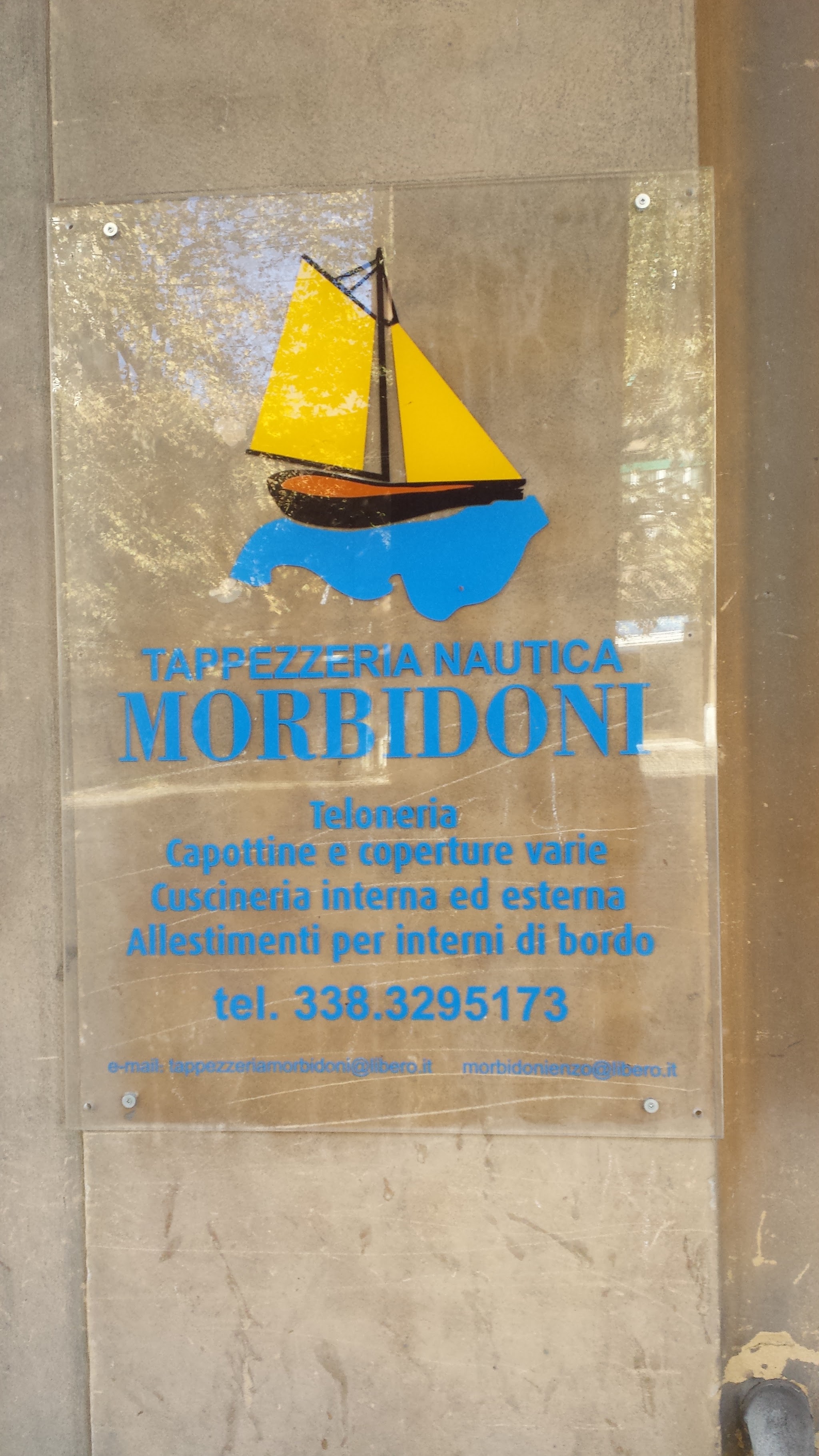 Insegna della Tappezzeria Nautica Morbidoni con il simbolo della barca a vela